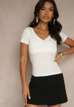 Biały Dopasowany T-shirt z Wiskozą z Dekoltem w Kształcie Litery V Follerea