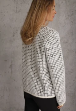 Biały Kardigan z Wełną w Geometryczny Print z Guzikami w Stylu Pereł Ifre