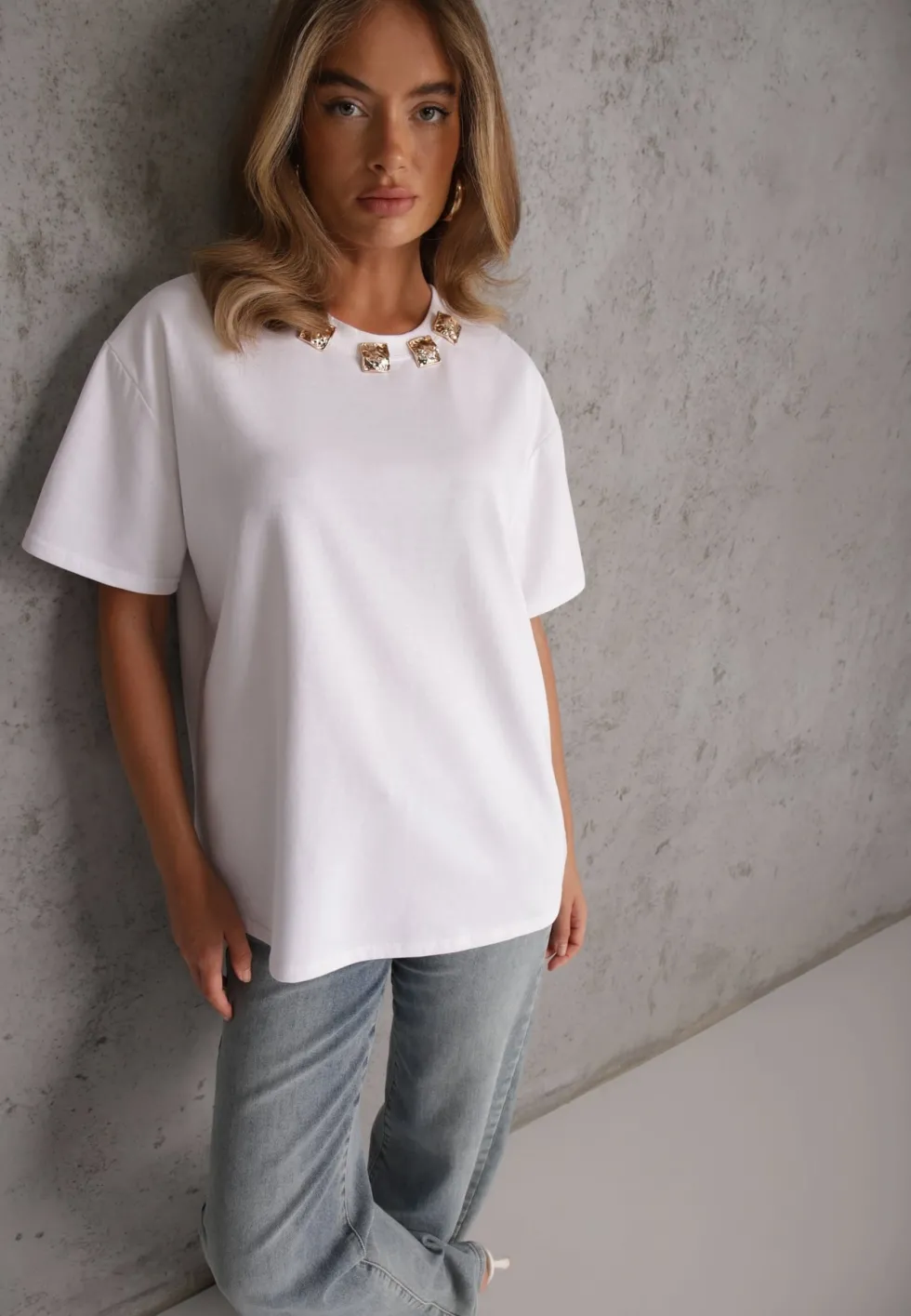 Biały Oversizowy T-shirt z Bawełny Zdobiony Kwadratowymi Aplikacjami Evesilea