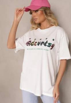 Biały T-shirt Oversize Ozdobiony Napisem i Kolorowymi Gwiazdami Ilamora