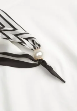Biały T-shirt z Bawełny Ozdobiony Apaszką z Satyny Willow