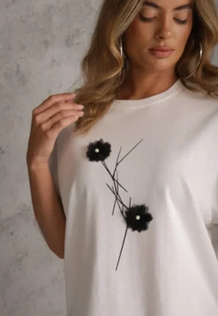 Biały Wiskozowy T-shirt Ozdobiony Kwiatami i Perełkami Muvine