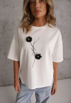 Biały Wiskozowy T-shirt Ozdobiony Kwiatami i Perełkami Muvine