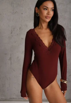 Bordowe Body Longsleeve z Dużą Zawartością Wiskozy i Ozdobną Koronką przy Dekolcie Serendelle