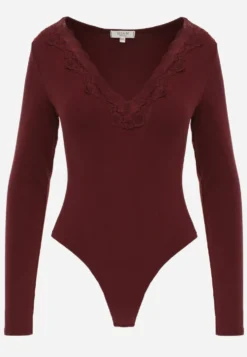 Bordowe Body Longsleeve z Dużą Zawartością Wiskozy i Ozdobną Koronką przy Dekolcie Serendelle