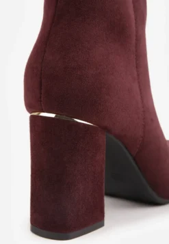 Bordowe Botki na Słupkowym Obcasie z Wycięciem V w Eleganckim Stylu Soffias