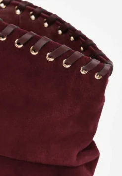 Bordowe Botki Slouchy na Szpilce z Imitacji Zamszu z Ozdobnymi Metalowymi Oczkami Tallie