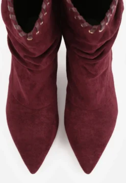 Bordowe Botki Slouchy na Szpilce z Imitacji Zamszu z Ozdobnymi Metalowymi Oczkami Tallie