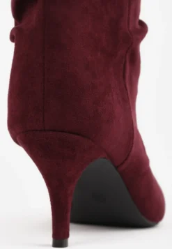 Bordowe Botki Slouchy na Szpilce z Imitacji Zamszu z Ozdobnymi Metalowymi Oczkami Tallie