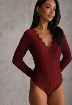 Bordowe Eleganckie Koronkowe Body z Dekoltem w Szpic Vattia