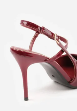 Bordowe Lakierowane Szpilki z Paskiem Wokół Kostki w Eleganckim Stylu Orinania