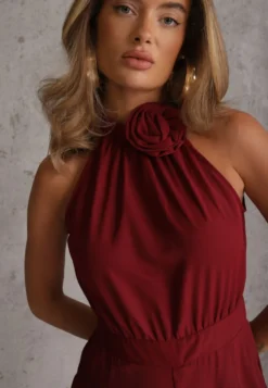 Bordowy Elegancki Kombinezon z Górą Halter Ozdobioną Różą 3D Dephousa