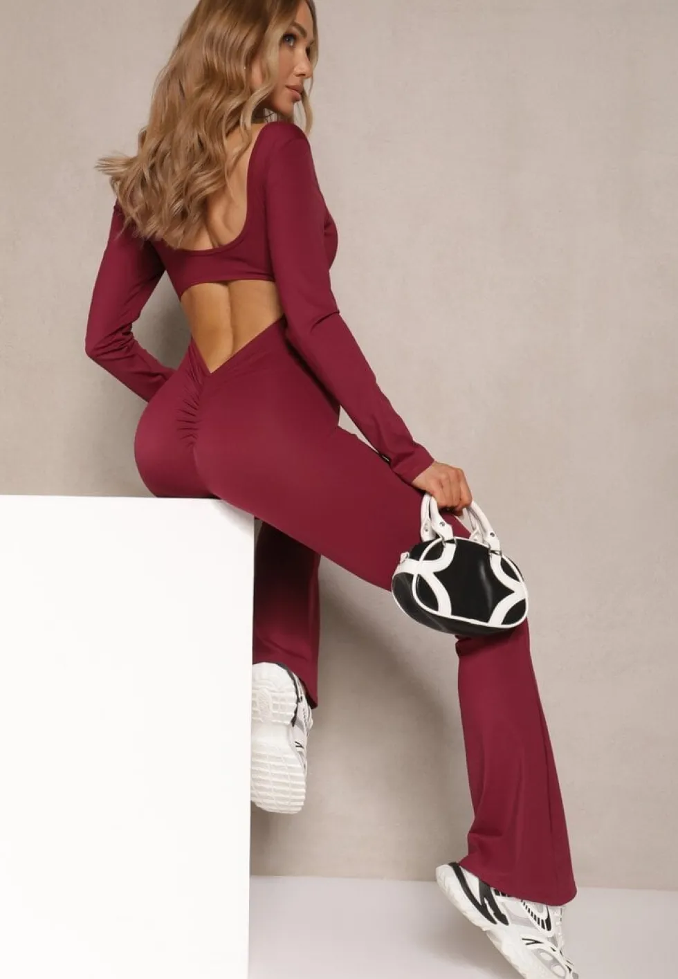 Bordowy Kombinezon Bodycon z Usztywnianymi Miseczkami i Wycięciami na Plecach Calinori