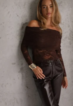Brązowa Bluzka Longsleeve z Koronki z Wywijanym Dekoltem z Odkrytymi Ramionami Amarie