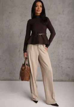 Brązowa Elegancka Bluzka z Wiskozą z Baskinką i Stójką Zdobiona Wąskim Paskiem z Klamerką Susila
