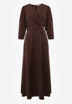Brązowa Elegancka Sukienka o Kopertowym Kroju Zdobiona Aplikacją w Talii Zilendra