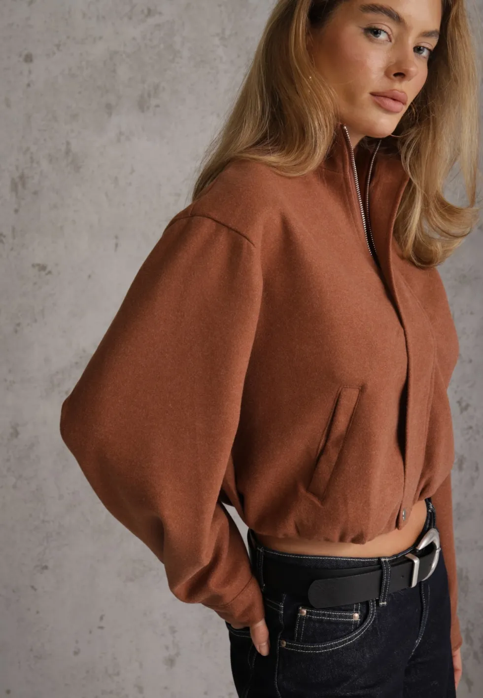 Brązowa Kurtka Przejściowa Bomber Jacket ze Stójką z Wełną i Bawełną Bioneza