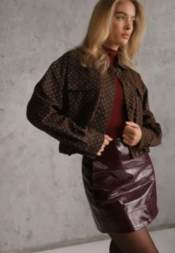 Brązowa Kurtka Przejściowa Bomber Jacket o Koszulowym Kroju z Bawełną w Groszki Erittese