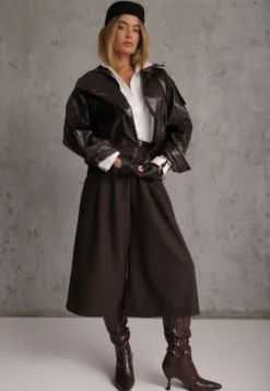 Brązowa Kurtka Przejściowa Bomber Jacket z Imitacji Skóry z Połyskiem z Wysoką Stójką Blazara