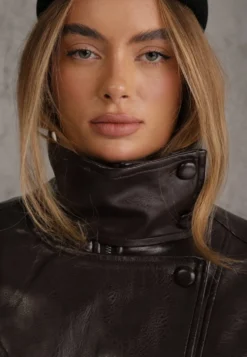 Brązowa Kurtka Przejściowa Bomber Jacket z Imitacji Skóry z Połyskiem z Wysoką Stójką Blazara
