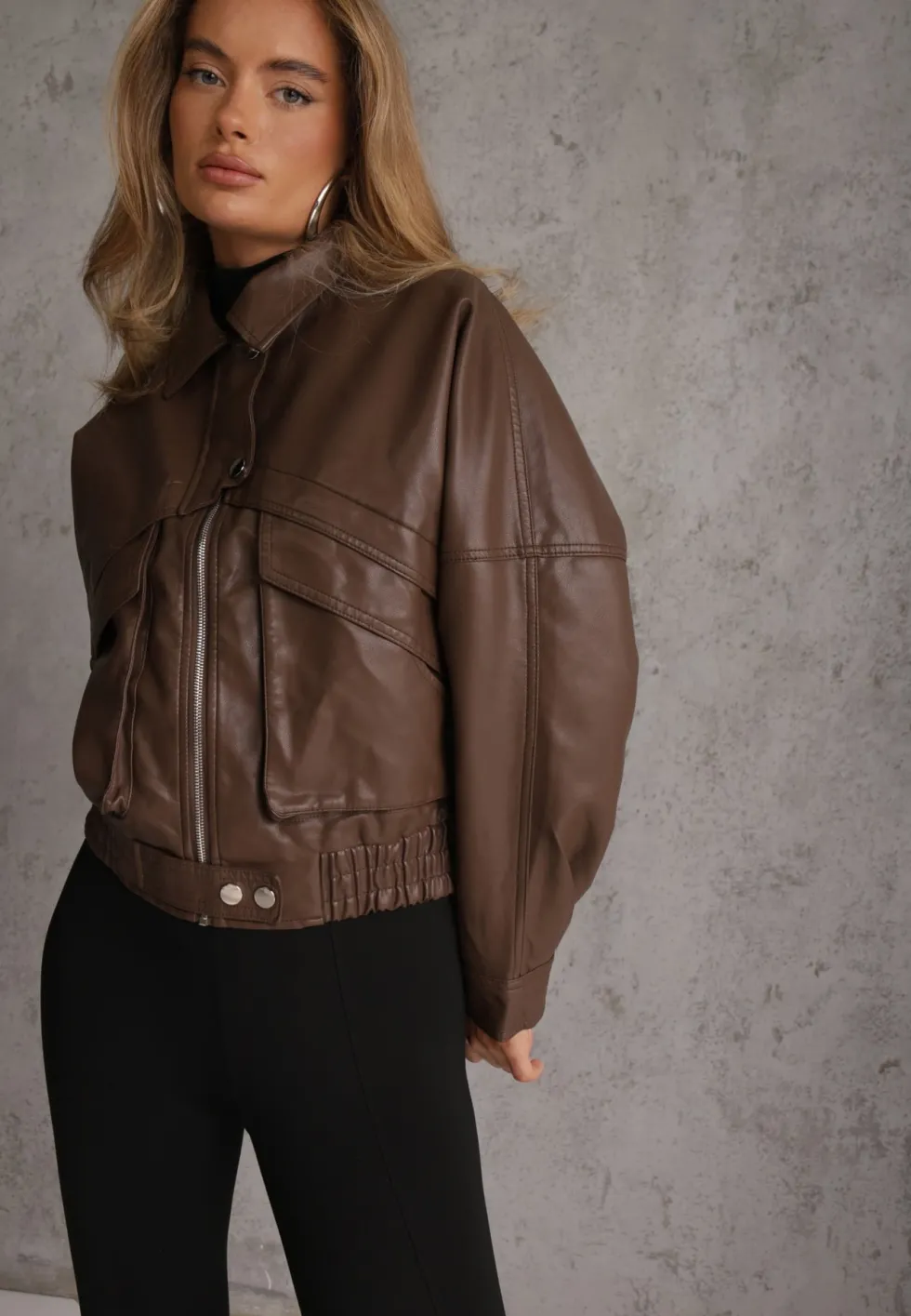 Brązowa Kurtka Przejściowa Ramoneska w Stylu Bomber Jacket z Kołnierzykiem Rajvia