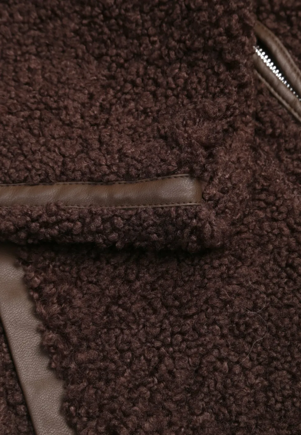 Brązowa Kurtka Przejściowa z Materiału Typu Bouclé Ozdobiona Lamówkami na Rękawach Embera