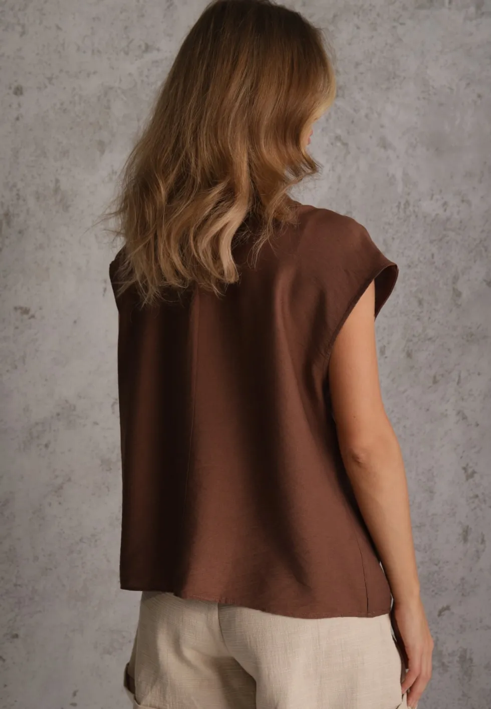 Brązowa Rustykalna Bluzka z Wiskozy Zdobiona Imitacją Kamieni przy Dekolcie Anthelia