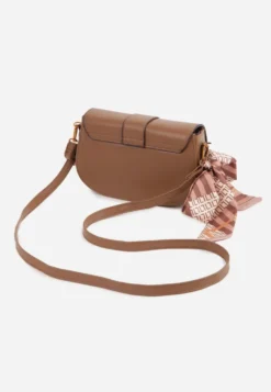 Brązowa Torebka Listonoszka na Klapę z Ozdobną Klamrą w Stylu Retro i Apaszką Zandrai