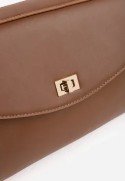Brązowa Torebka Typu Kuferek z Rączką i Klapą z Paskiem Crossbody Phoebyne