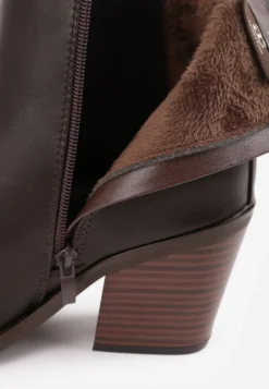 Brązowe Botki Sztyblety na Stożku o Fasonie w Stylu Kowbojek z Noskiem w Szpic Figvale
