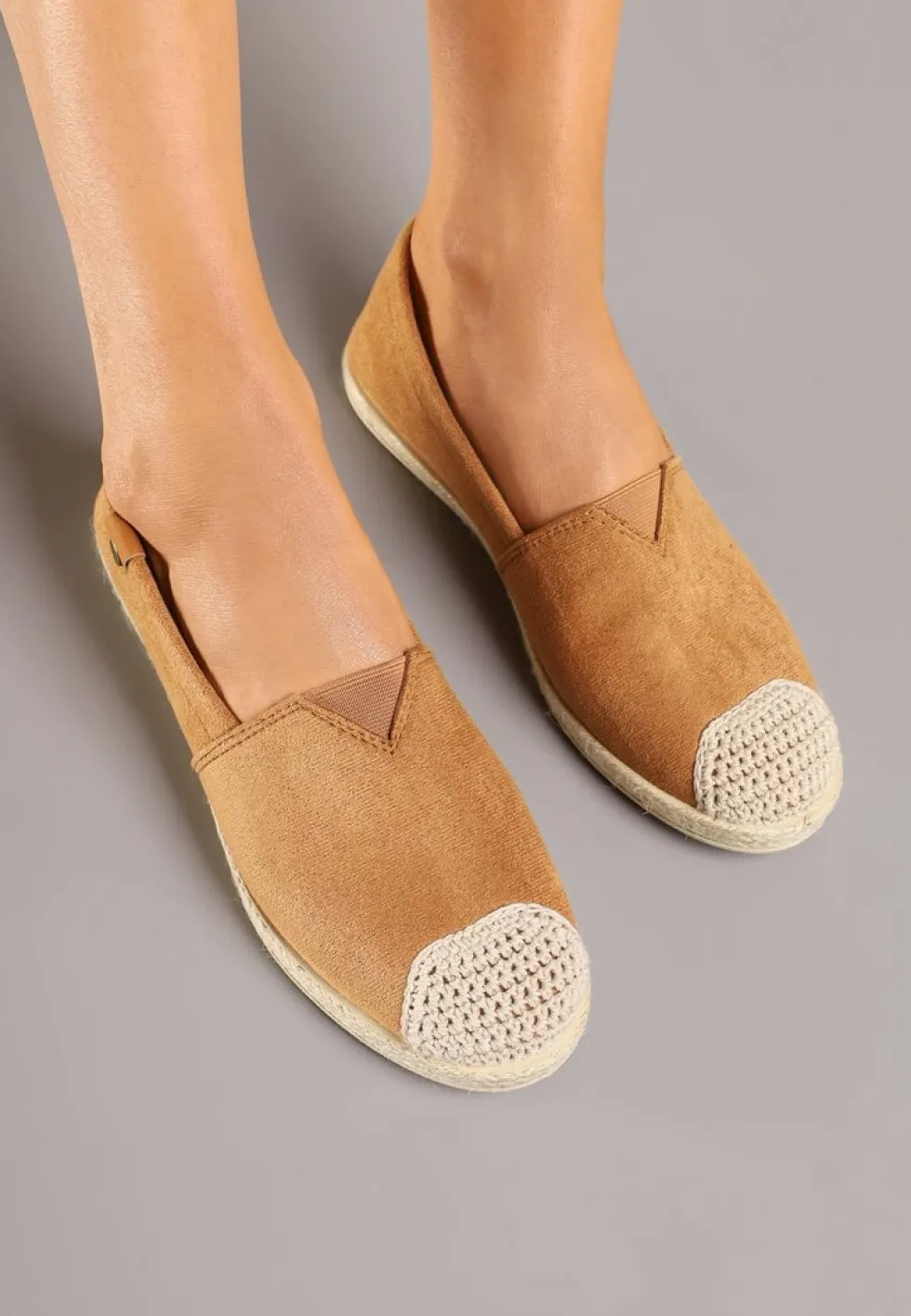 Brązowe Espadryle z Elastyczną Wstawką Zdobione Plecionką Kinellis