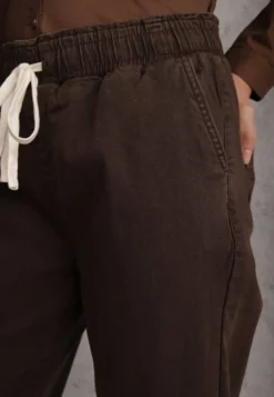 Brązowe Jeansy Mom Fit z Bawełny ze Ściągaczem i Wiązaniem w Talii Naubel