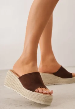 Brązowe Klapki Boho z Imitacji Zamszu na Koturnie Zdobionym Plecionką Bruneau