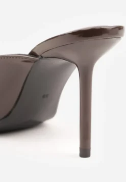 Brązowe Klapki Peep Toe na Szpilce z Lakierowanym Połyskiem Sharvyra