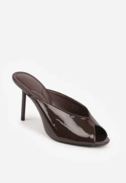 Brązowe Klapki Peep Toe na Szpilce z Lakierowanym Połyskiem Sharvyra