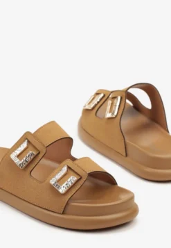 Brązowe Klapki Stylizowane na Zamszowe z Paskami Zdobionymi Aplikacjami Vestelle