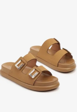 Brązowe Klapki Stylizowane na Zamszowe z Paskami Zdobionymi Aplikacjami Vestelle