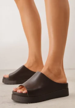 Brązowe Klapki w Stylu Chunky na Platformie z Szerokim Paskiem Banoria