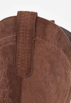 Brązowe Kozaki Kowbojki na Obcasie z Haftowaną Cholewką o Fakturze Zamszu Kegan