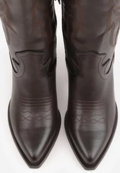 Brązowe Kozaki Kowbojki na Stożkowym Obcasie Zdobione Haftowanym Wzorem Kallisteri