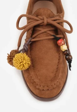 Brązowe Mokasyny VICES ze Skórzaną Wkładką i Pomponami Loraerin
