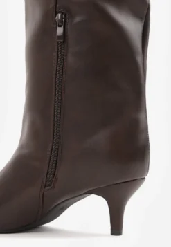 Brązowe Proste Kozaki na Kaczuszce ze Szpiczastym Noskiem w Eleganckim Stylu Chasho