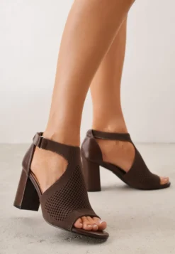Brązowe Sandały Soft Fit VICES na Obcasie w Stylu Botków z Elastyczną Ażurową Cholewką Comfort Omphopis