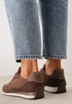 Brązowe Sneakersy Basic z Imitacji Zamszu Ozdobione Przeszyciami Nethe