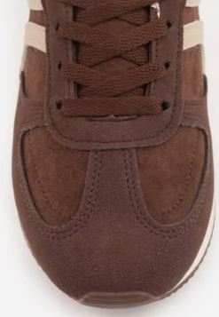 Brązowe Sneakersy Casual z Imitacji Zamszu z Geometrycznymi Wstawkami na Boku Sadiqa