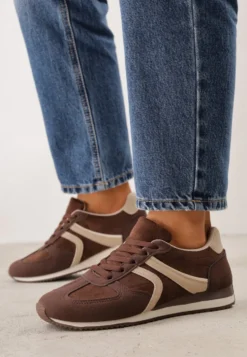 Brązowe Sneakersy Casual z Imitacji Zamszu z Geometrycznymi Wstawkami na Boku Sadiqa