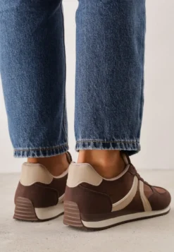 Brązowe Sneakersy Casual z Imitacji Zamszu z Geometrycznymi Wstawkami na Boku Sadiqa