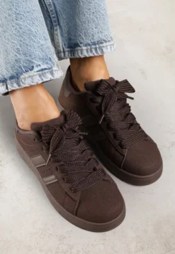 Brązowe Sneakersy na Niskiej Platformie z Naszywkami Flordexia