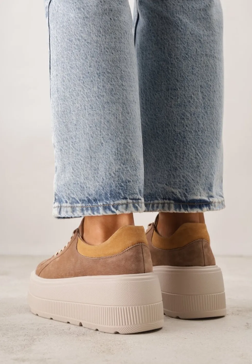 Brązowe Sneakersy na Platformie z Naturalnego Zamszu Latavesa