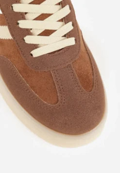 Brązowe Sneakersy na Platformie w Stylu Tenisówek Ozdobione Paskami Ladia